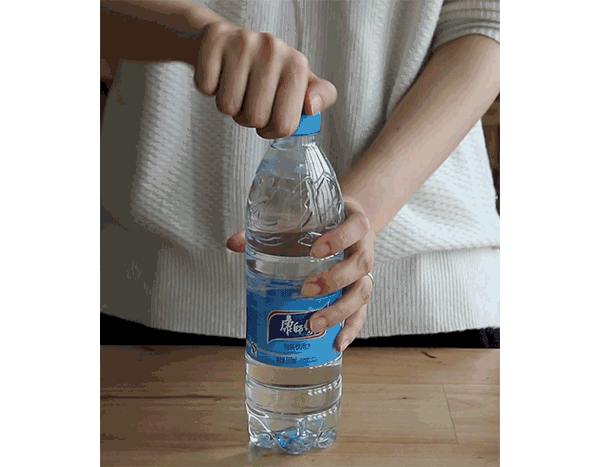 女生真的拧不开瓶盖吗?