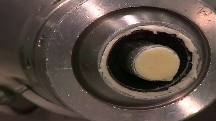 s.Made.S21E02.牛角枪药筒，手工制作的模具，波兰饺子，内胎.mp4)[00.13.49.762].jpg