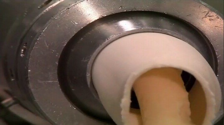 s.Made.S21E02.牛角枪药筒，手工制作的模具，波兰饺子，内胎.mp4)[00.13.59.138].jpg