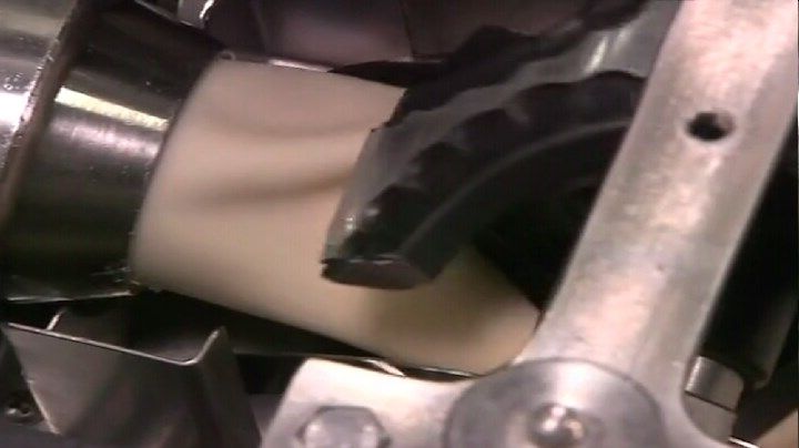 s.Made.S21E02.牛角枪药筒，手工制作的模具，波兰饺子，内胎.mp4)[00.14.16.388].jpg