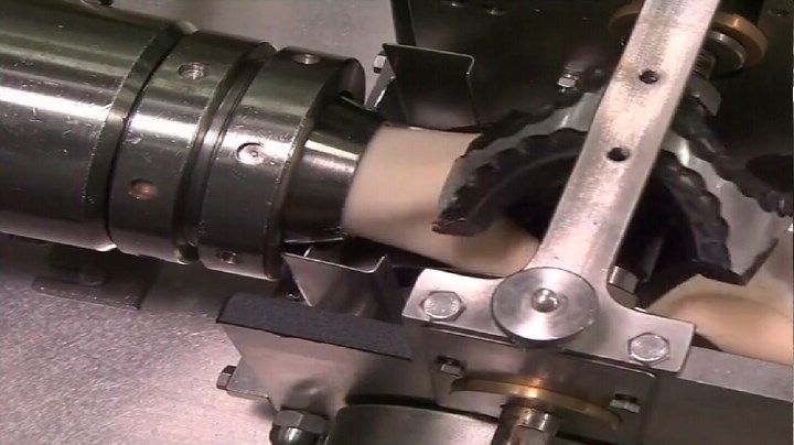 s.Made.S21E02.牛角枪药筒，手工制作的模具，波兰饺子，内胎.mp4)[00.14.23.662].jpg