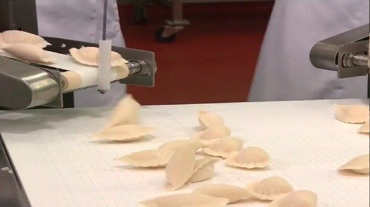 s.Made.S21E02.牛角枪药筒，手工制作的模具，波兰饺子，内胎.mp4)[00.14.44.283].jpg