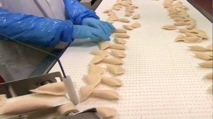 s.Made.S21E02.牛角枪药筒，手工制作的模具，波兰饺子，内胎.mp4)[00.14.46.385].jpg