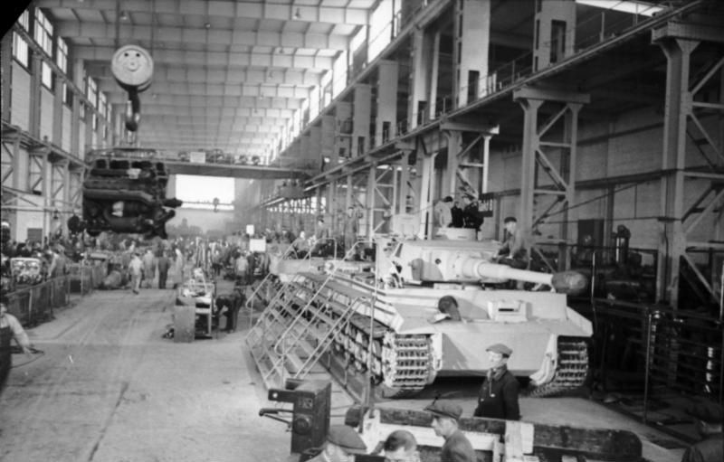 Bundesarchiv_Bild_101I-635-3965-21,_Panzerfabrik_in_Deutschland.jpg