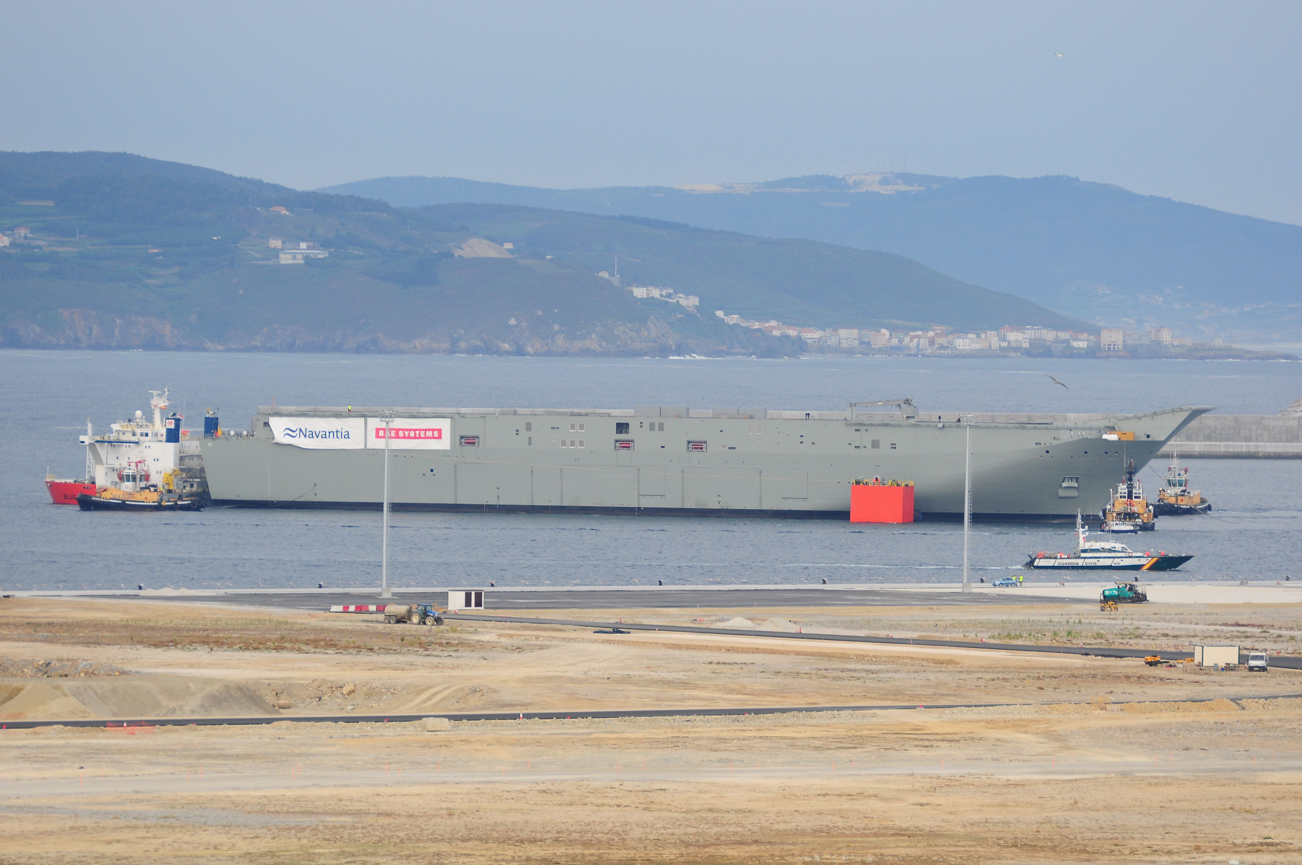 HMAS_Canberra_(LHD_02)_ _Blue_Martin.jpg