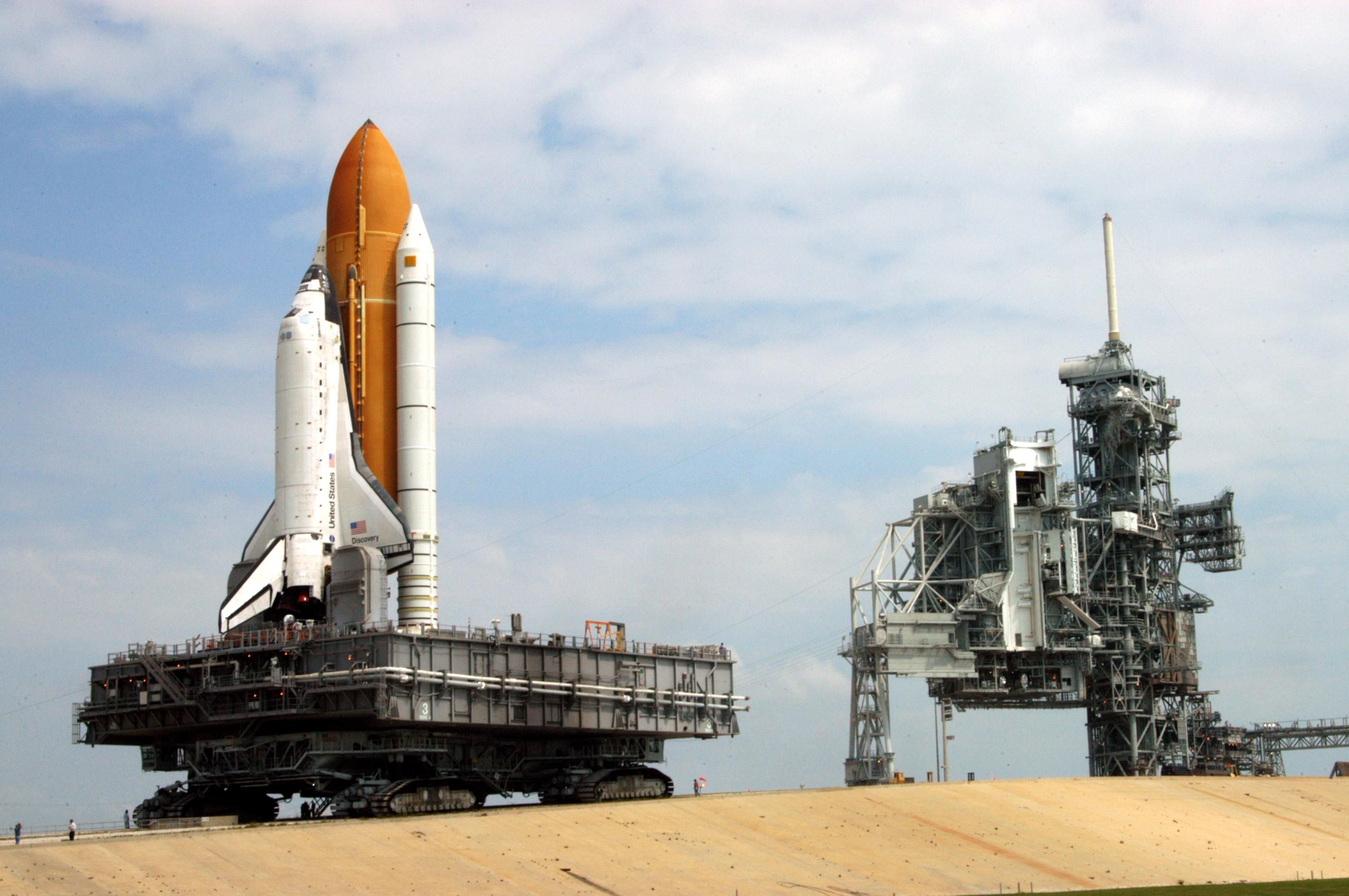 STS-114_rollout.jpg