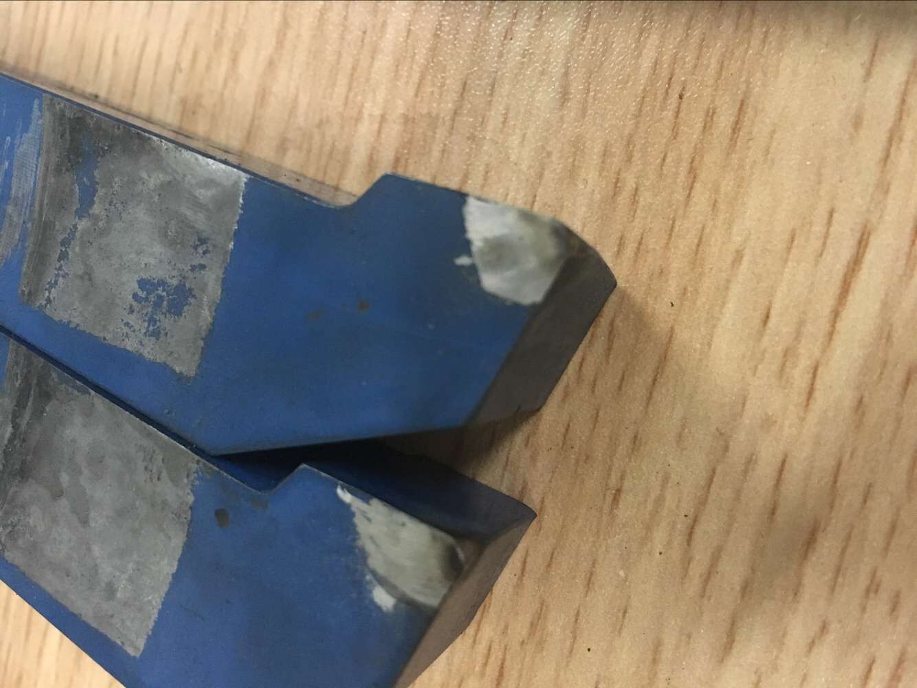 用YG6的硬质合金刀片只能加工一个缸套，刀具就成这样快了。。。
