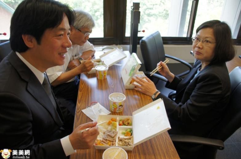 小英賴神吃便當.JPG