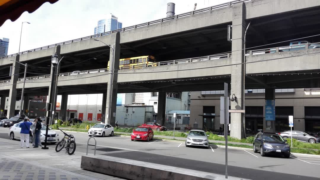 西雅图的三层公路高架桥