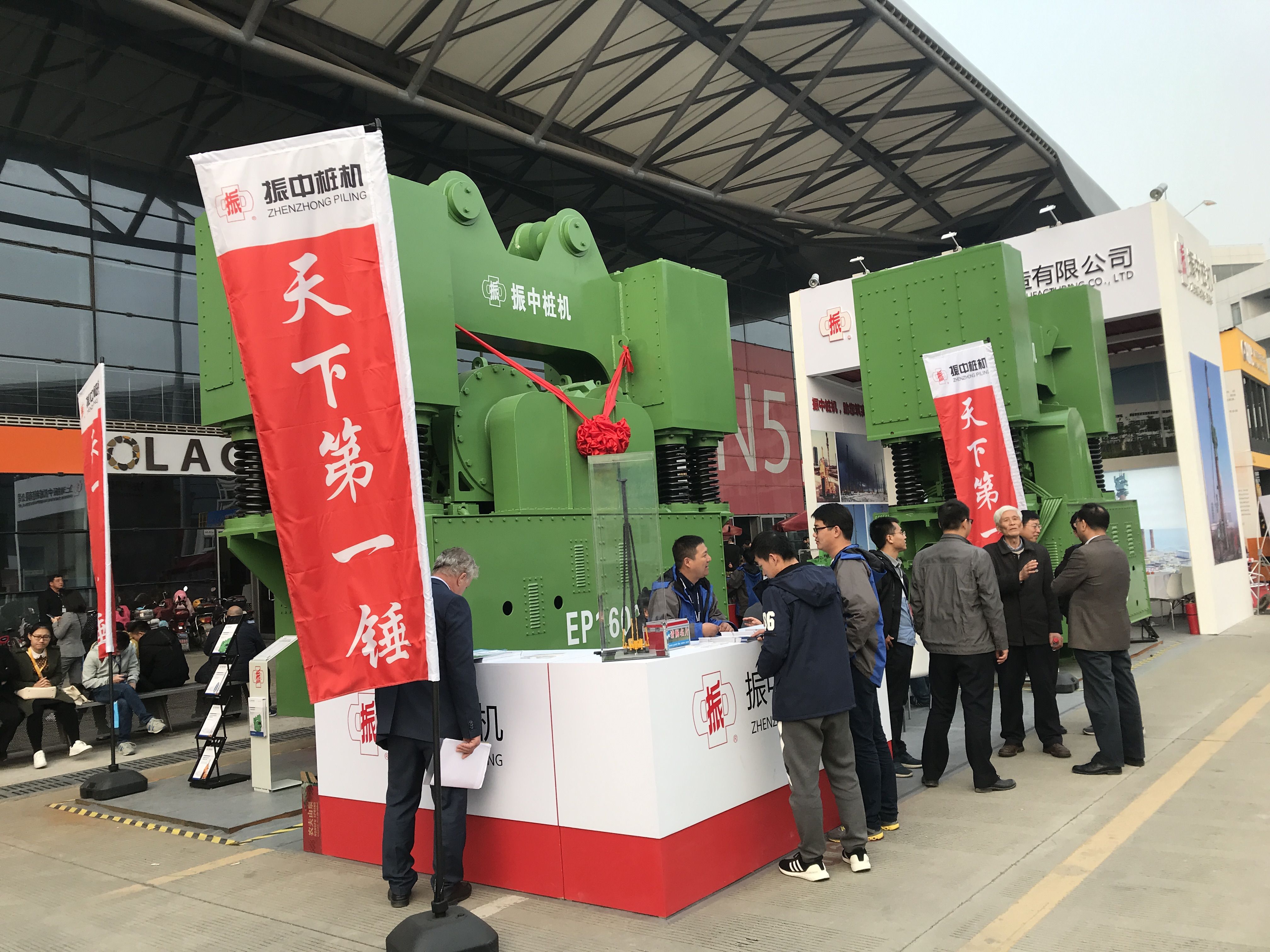 2018宝马展天下第一锤.JPG