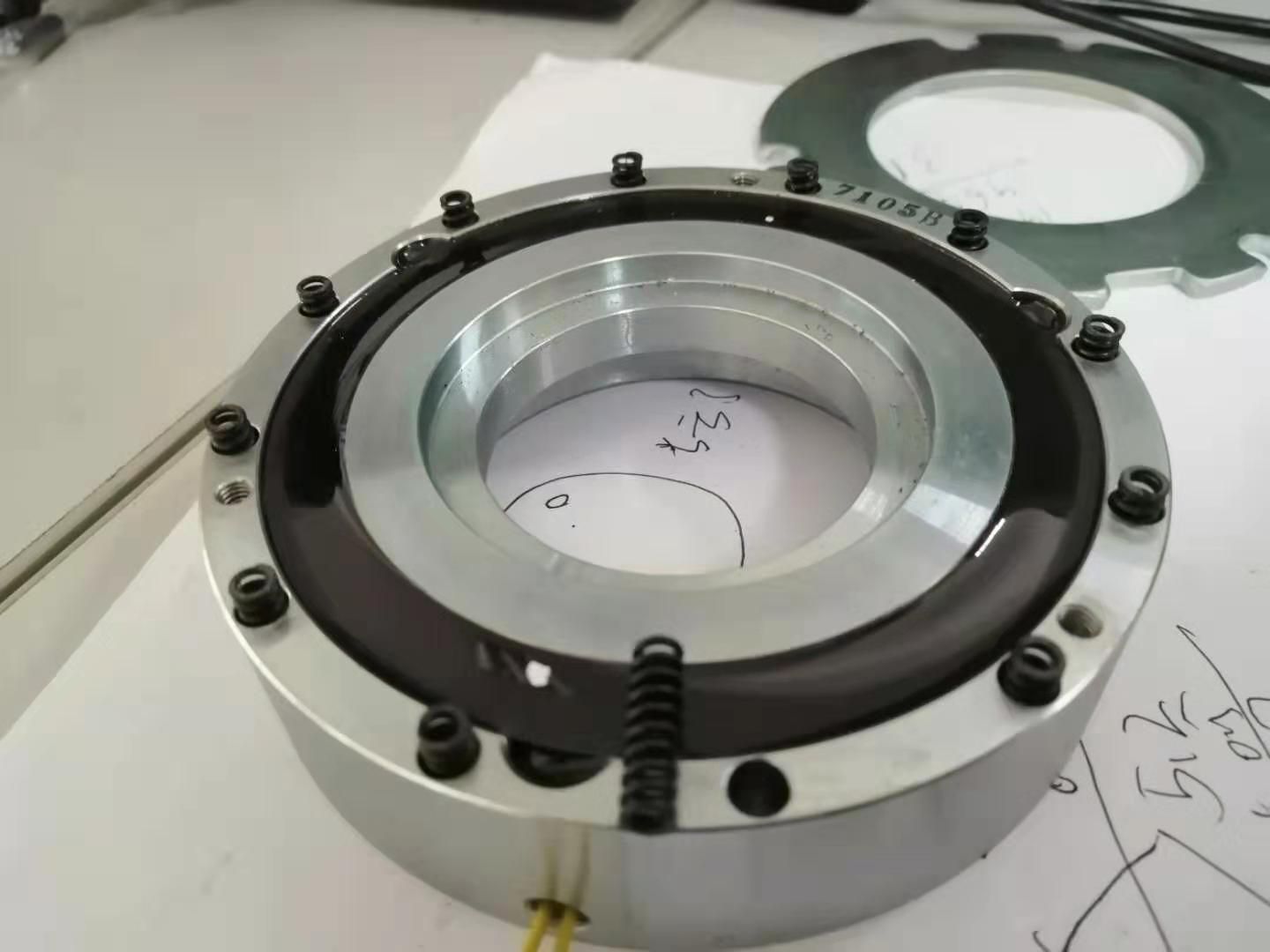 把弹簧抓过来放置到孔里面