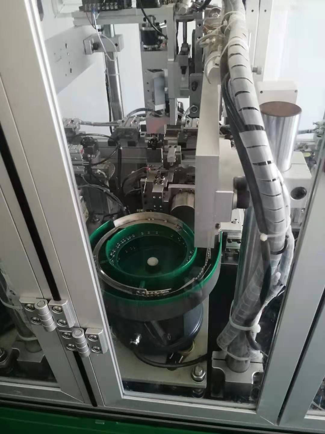 塑胶件与二个扭簧之间的装配.jpg