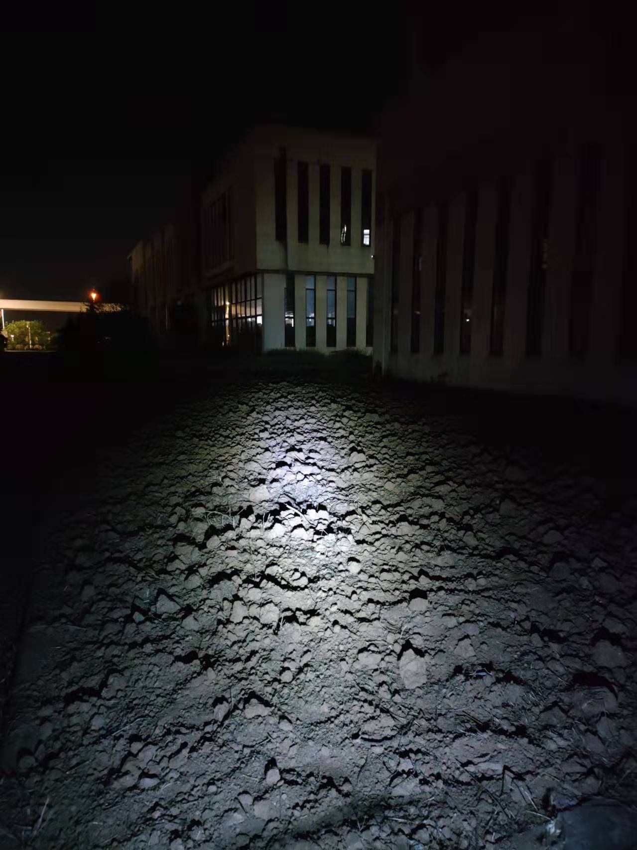 挖掘机翻地后