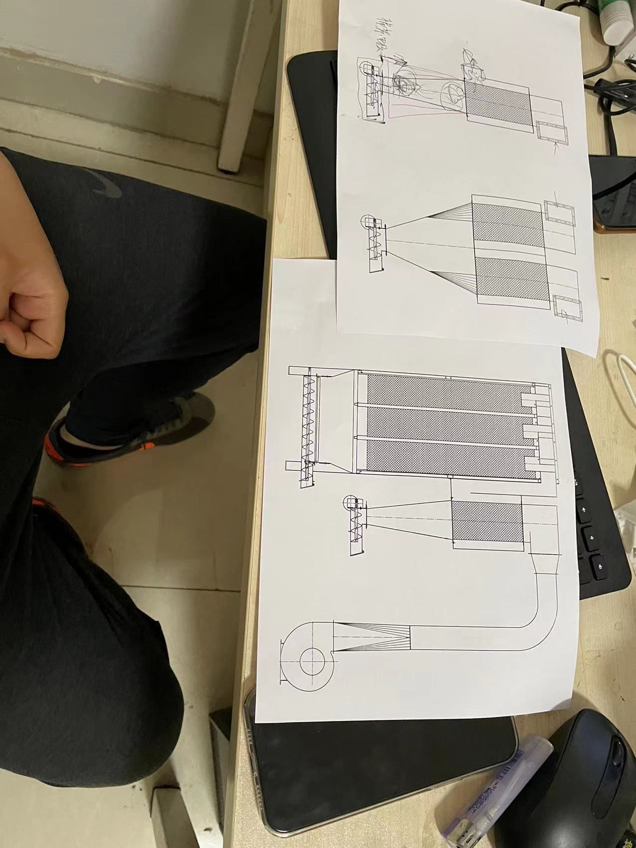 灰尘由风机吸入除尘器，问题是进入第一个处理环节灰尘无法下落一直打转没办法落下去，然后进入第二处理阶段 ...