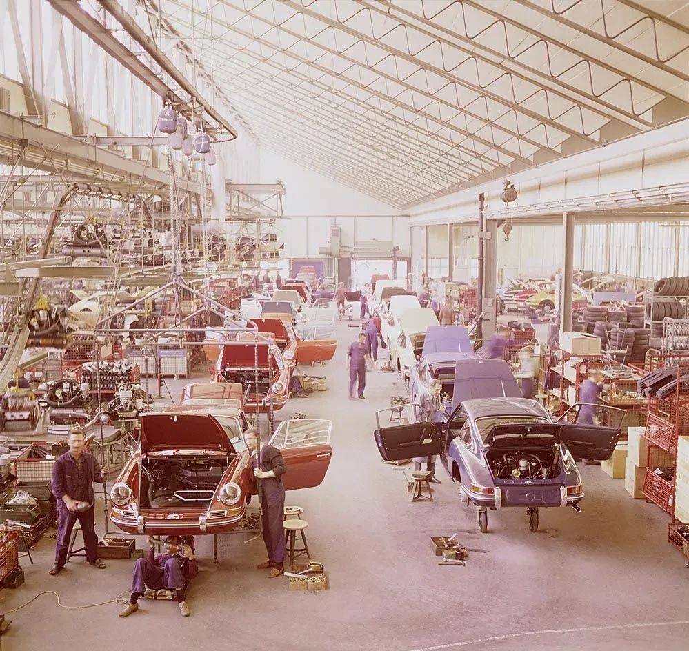 20世纪70年代斯图加特工厂的保时捷 911 装配线.webp.jpg