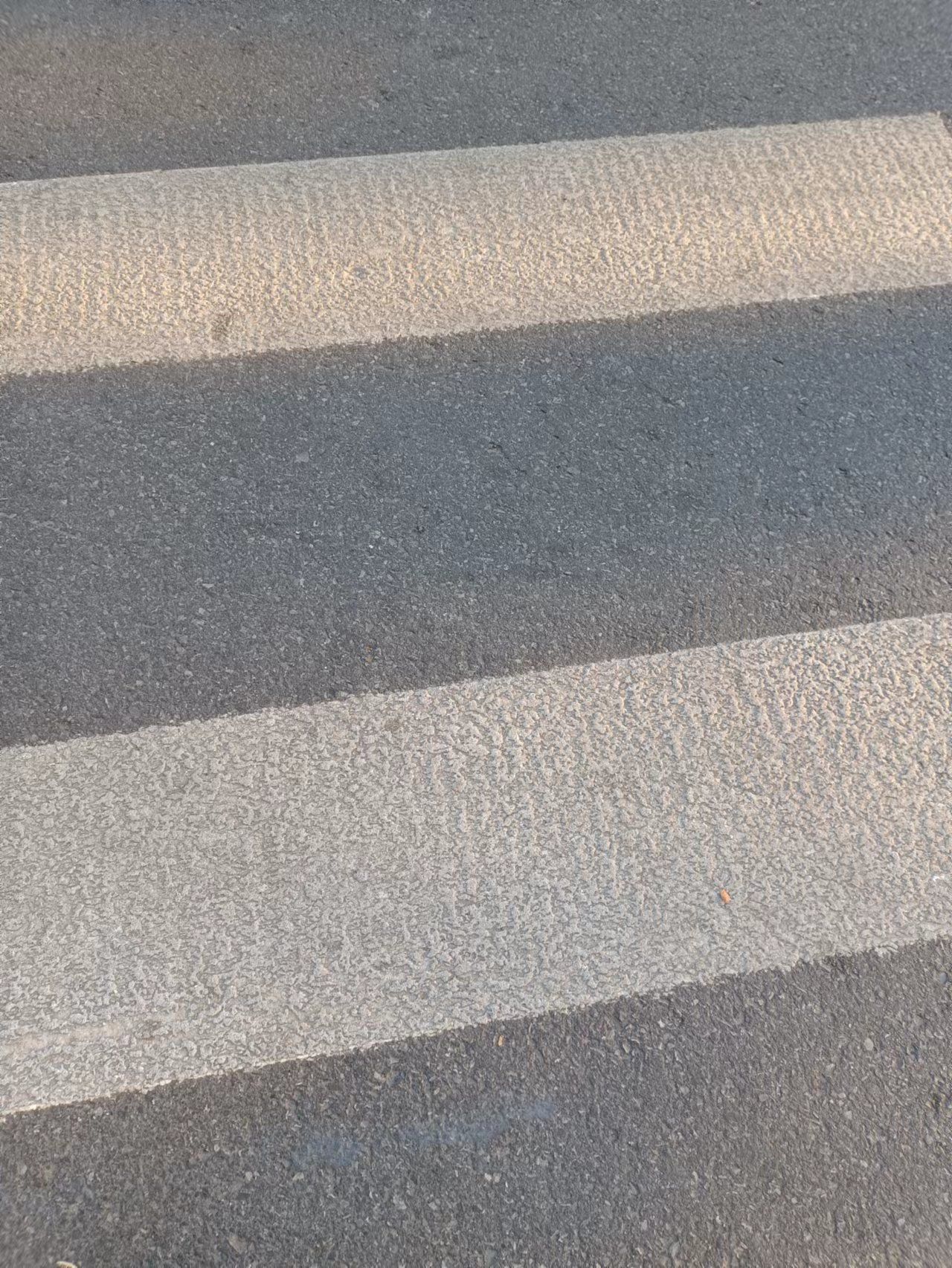斑马线是凸出的斑点组成的，防滑效果好
