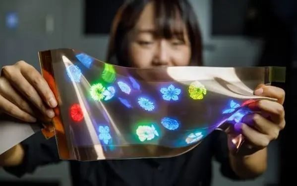 LG显示器开发出可随意变形的显示屏图.jpg