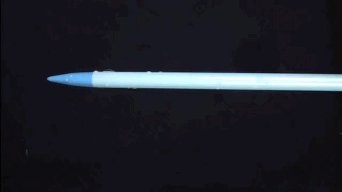 水滴在静电力的作用下，绕着塑料棒针运行.gif