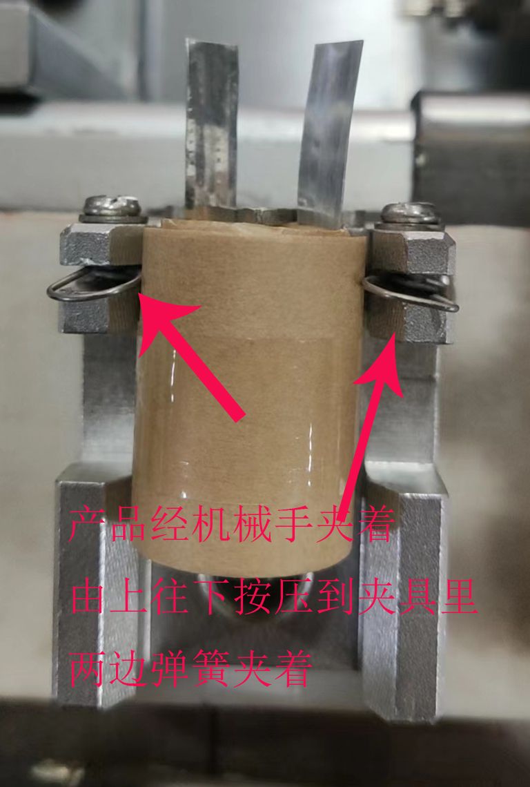 产品在夹具上视.jpg