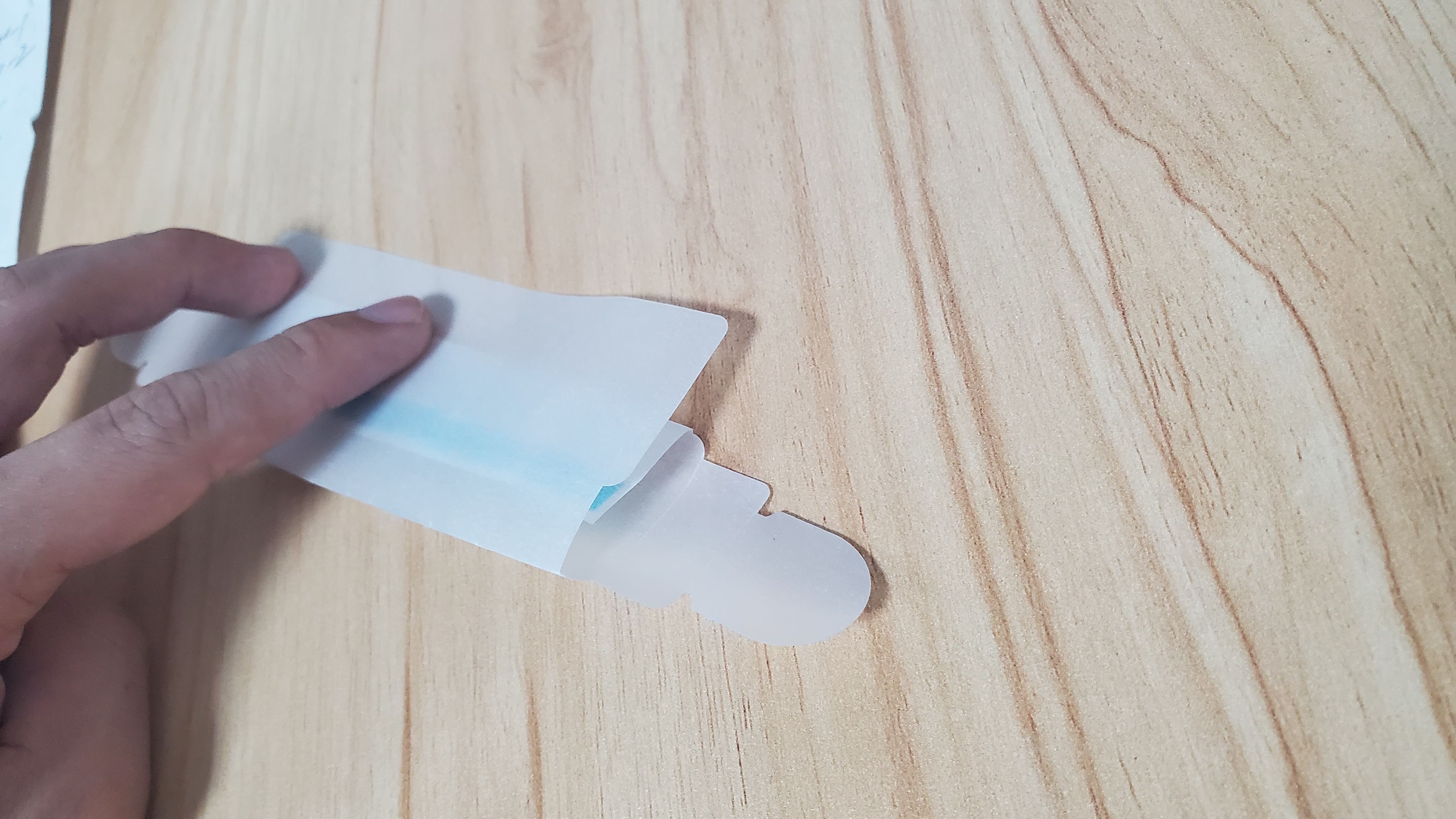 贴完双面胶后折成这样子