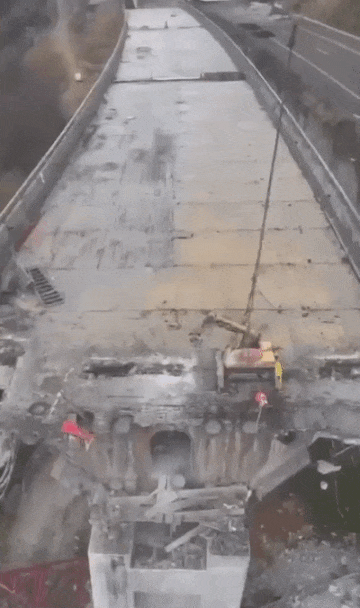看一下大桥是怎么拆的 (1).gif