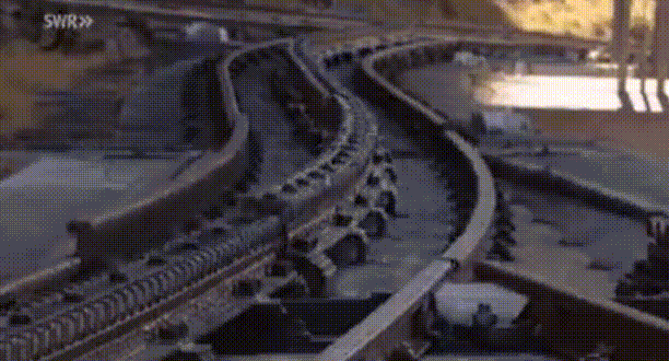今日见识：以前以为火车变轨是平移的，没想到还有翻滚的.gif