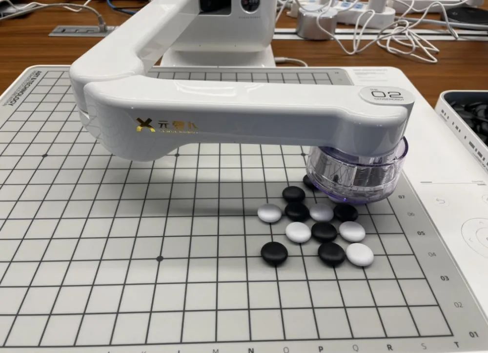 商汤发布元萝卜AI下棋机器人围棋版.jpg