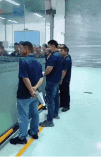 咱们搞机械的不容易，全厂唯一的女性数控操作工 (1).gif